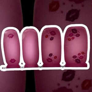 💥2/$24 or 3/$30💥 Color Street nail strips. Color: Lip Service . NWT